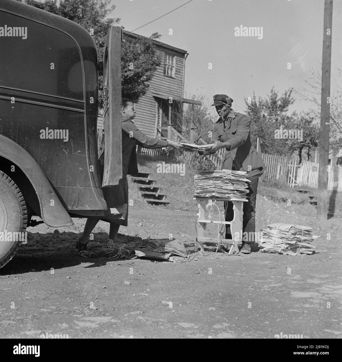 Washington, D.C. Herr und Frau Venue Alsobrook verpacken Papiere für die staatliche Bergungskampagne. Stockfoto