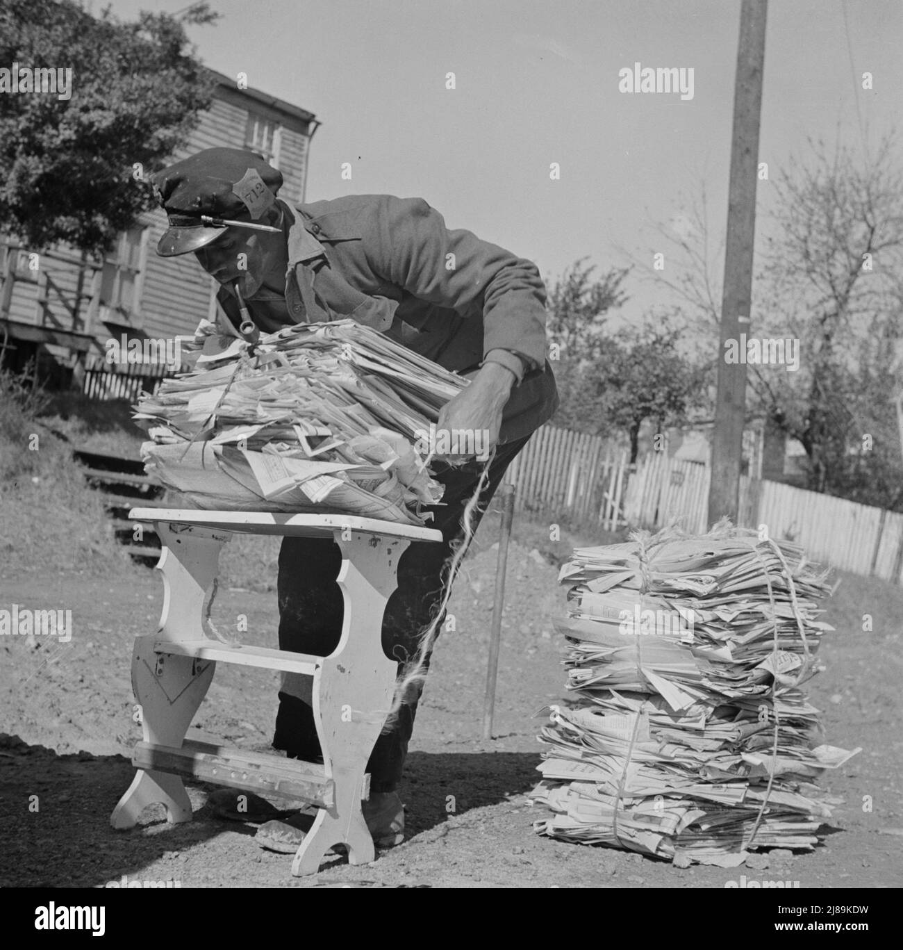 Washington, D.C. Herr Venus Alsobrook, offizieller Bergungssammler der Regierung, der alte Papiere einwickelt, die er aus allen Teilen der Stadt gesammelt hat. Stockfoto