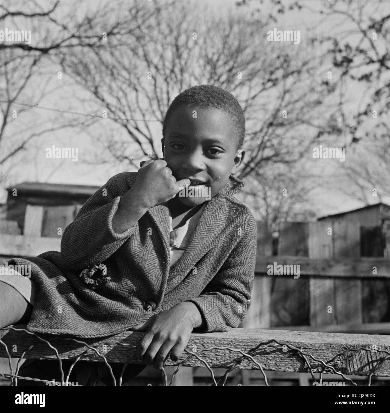 Washington (südwestlicher Abschnitt), D.C. Junge spielt auf einem Zaun. Stockfoto