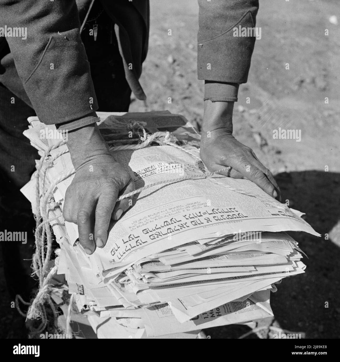 Washington, D.C. die Hände von Herrn Venus Alsobrook, offizieller Bergungssammler der Regierung, wickelte alte Zeitungen, die er aus verschiedenen Teilen der Stadt gesammelt hat. Stockfoto