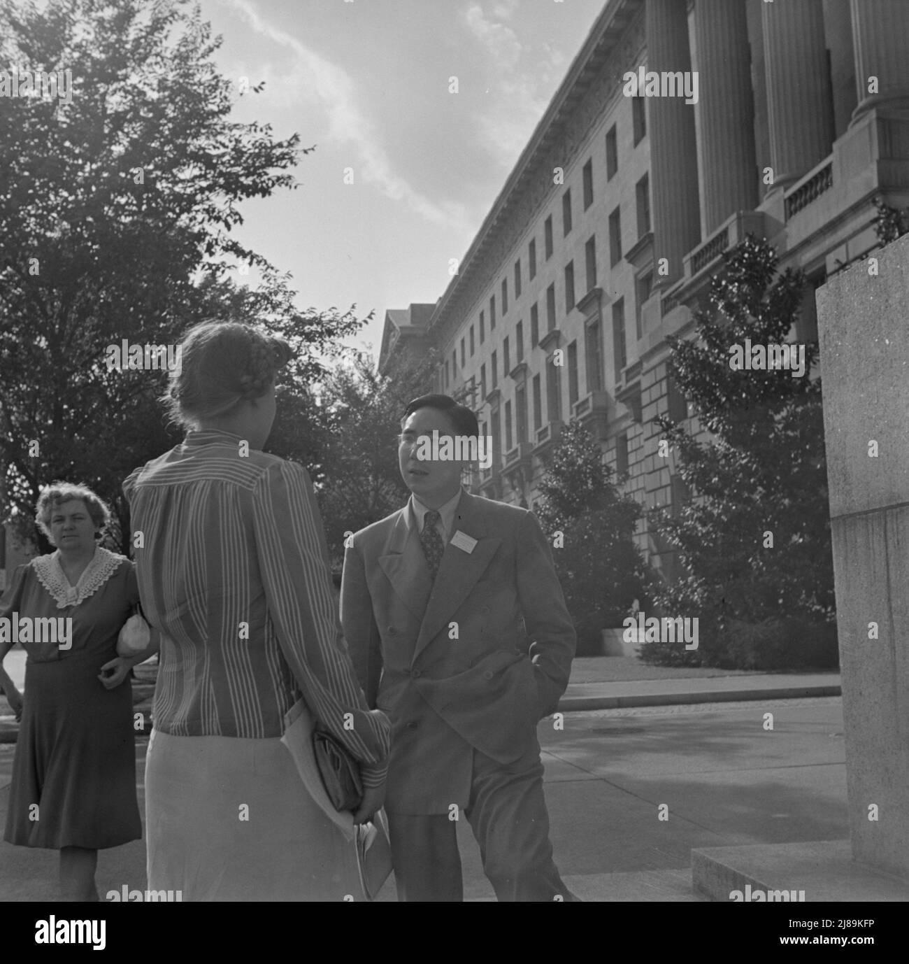 Washington, D.C. Internationale Studentenversammlung. A.T. Lui, Student an der Universität von Michigan, ein chinesischer Delegierter, sprach mit einem schwedischen Delegierten. Stockfoto