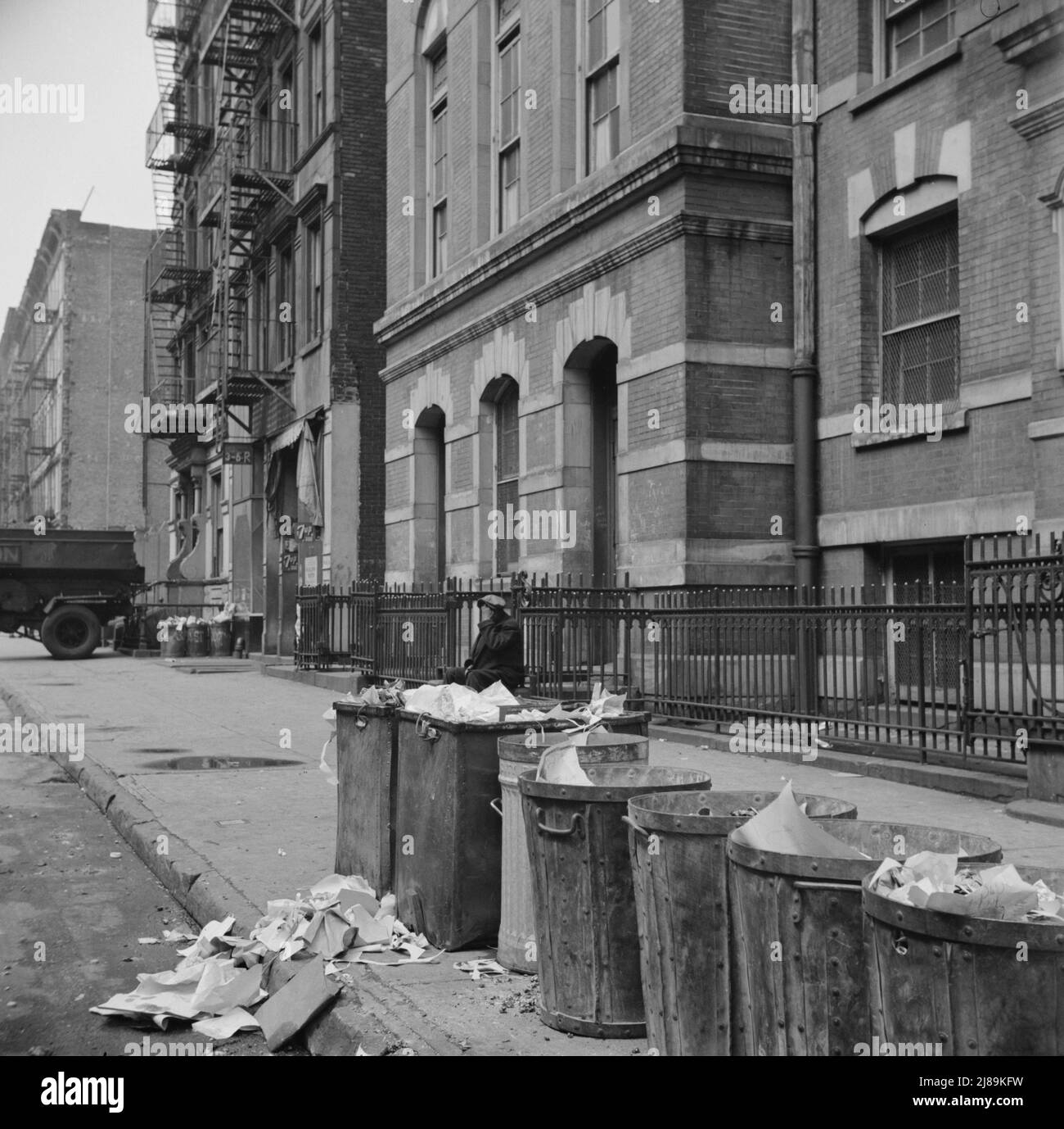 New York, New York. Straßenszene mit offenen Mülltonnen entlang der Bordsteinkante. Stockfoto