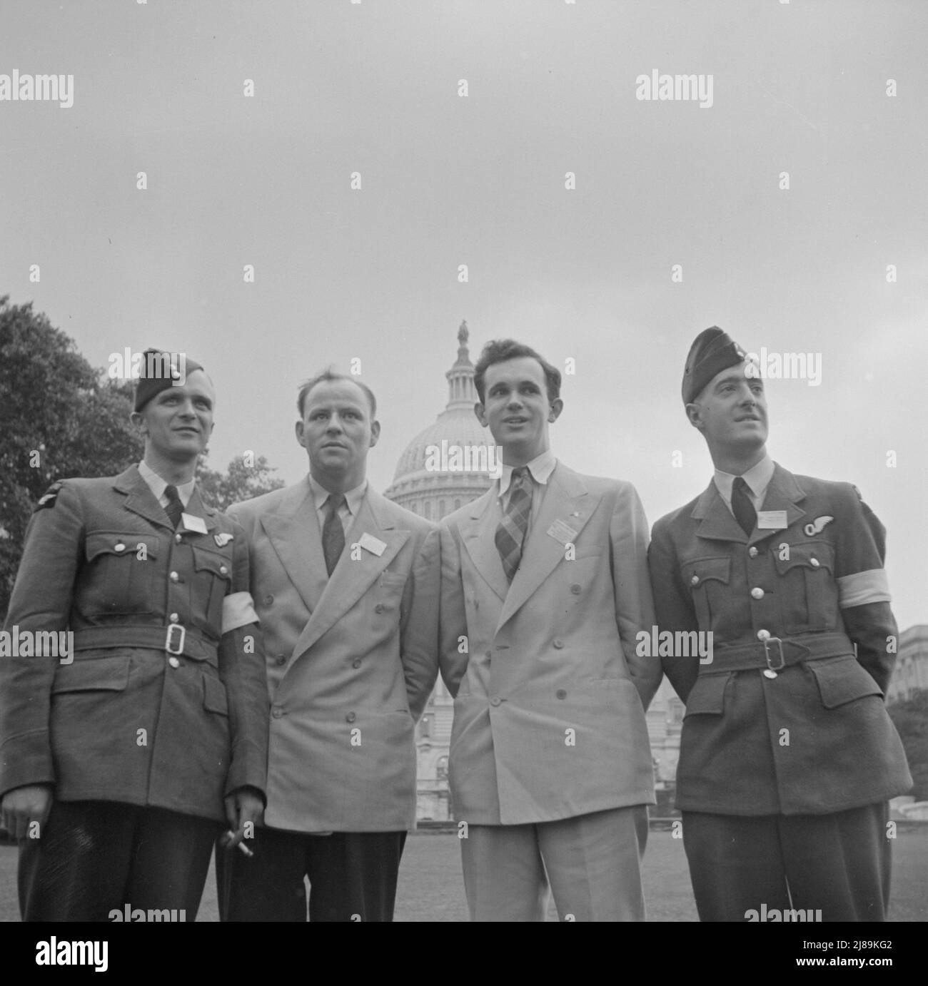 Washington, D.C. Internationale Studentenversammlung. Von links nach rechts: Pilot-Offizier Carlysle Blackie, ein Delegierter aus Neuseeland; Thorvaldur Thorarinsson, ein Delegierter aus Island; Bryan J. Kellaway, ein Delegierter aus Australien; Pilot-Offizier Russell Garlick, ein Delegierter aus Neuseeland. Stockfoto