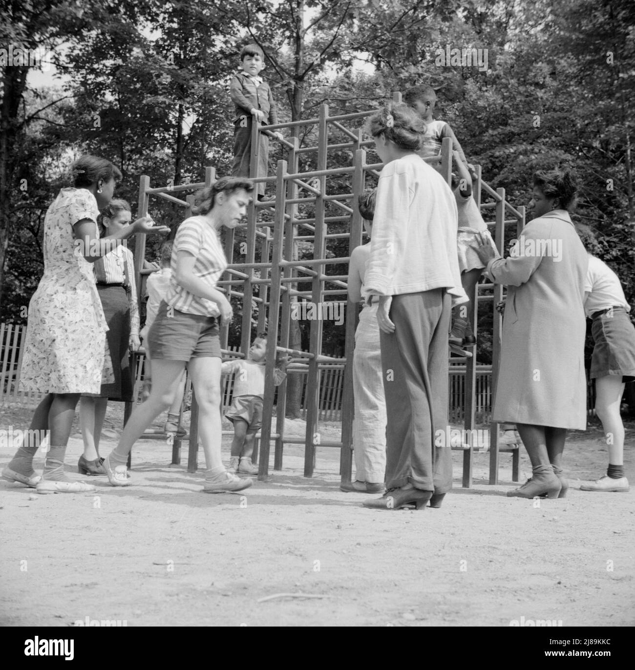 Arden, New York. Interrassische Aktivitäten im Camp Ellen Marvin, wo die Kinder vom Methodisten Camp Service unterstützt werden. Mütter, die ihre Kinder beaufsichtigen, die in einer Dschungelturnhalle spielen. Stockfoto