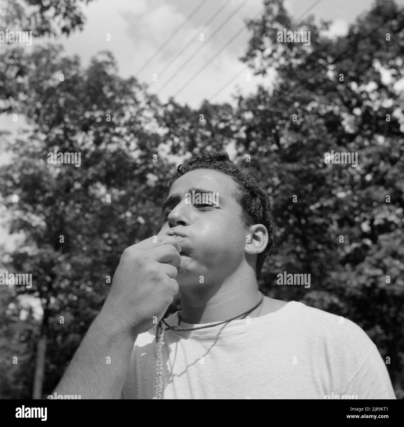 Southfields, New York. Interrassische Aktivitäten im Camp Nathan Hale, wo die Kinder vom Methodisten Camp Service unterstützt werden. Der Stadtkrimi, Danny Poocchiari. Stockfoto