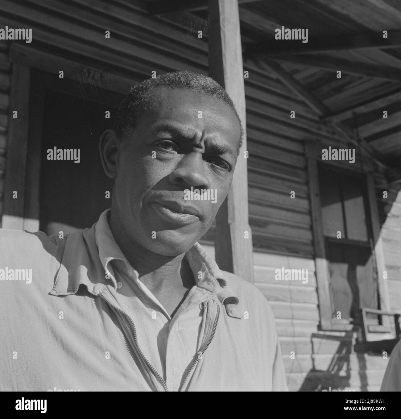 Daytonas Beach, Florida. Mann, der am Sonntagmorgen vor seinem Haus steht. Stockfoto