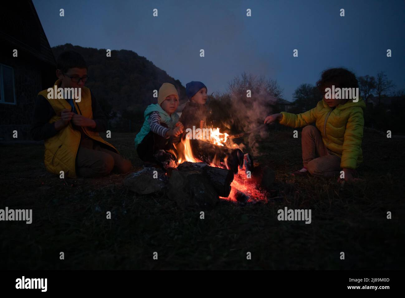 Kinder im Lager am Feuer. Stockfoto