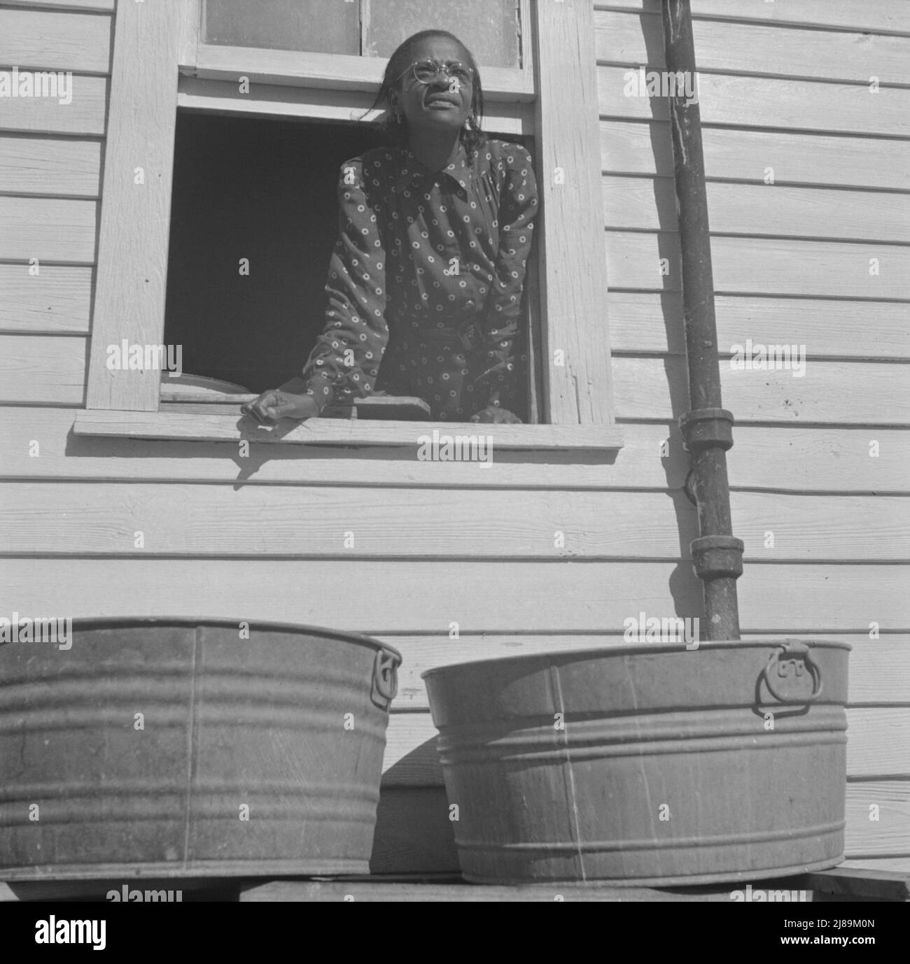 Daytonas Beach, Florida. Frau, die ihren Lebensunterhalt in der Wäsche verlebt. Stockfoto