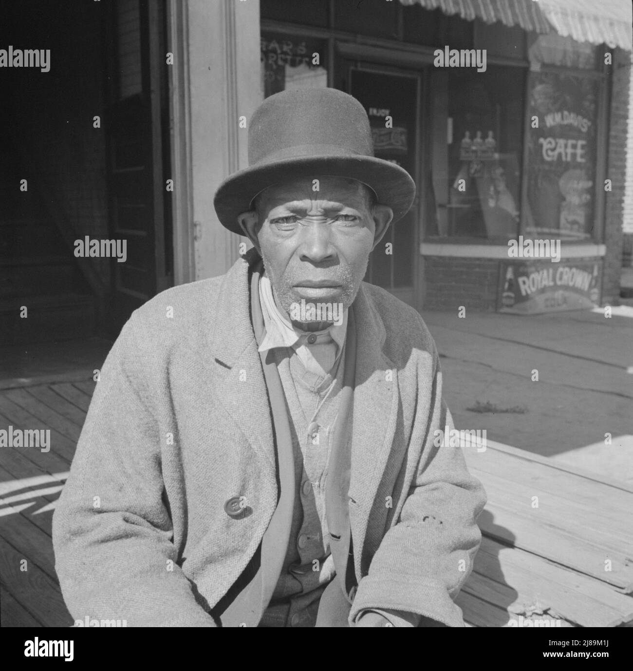 Daytonas Beach, Florida. Männer, die am Sonntagmorgen in der Sonne sitzen. Stockfoto