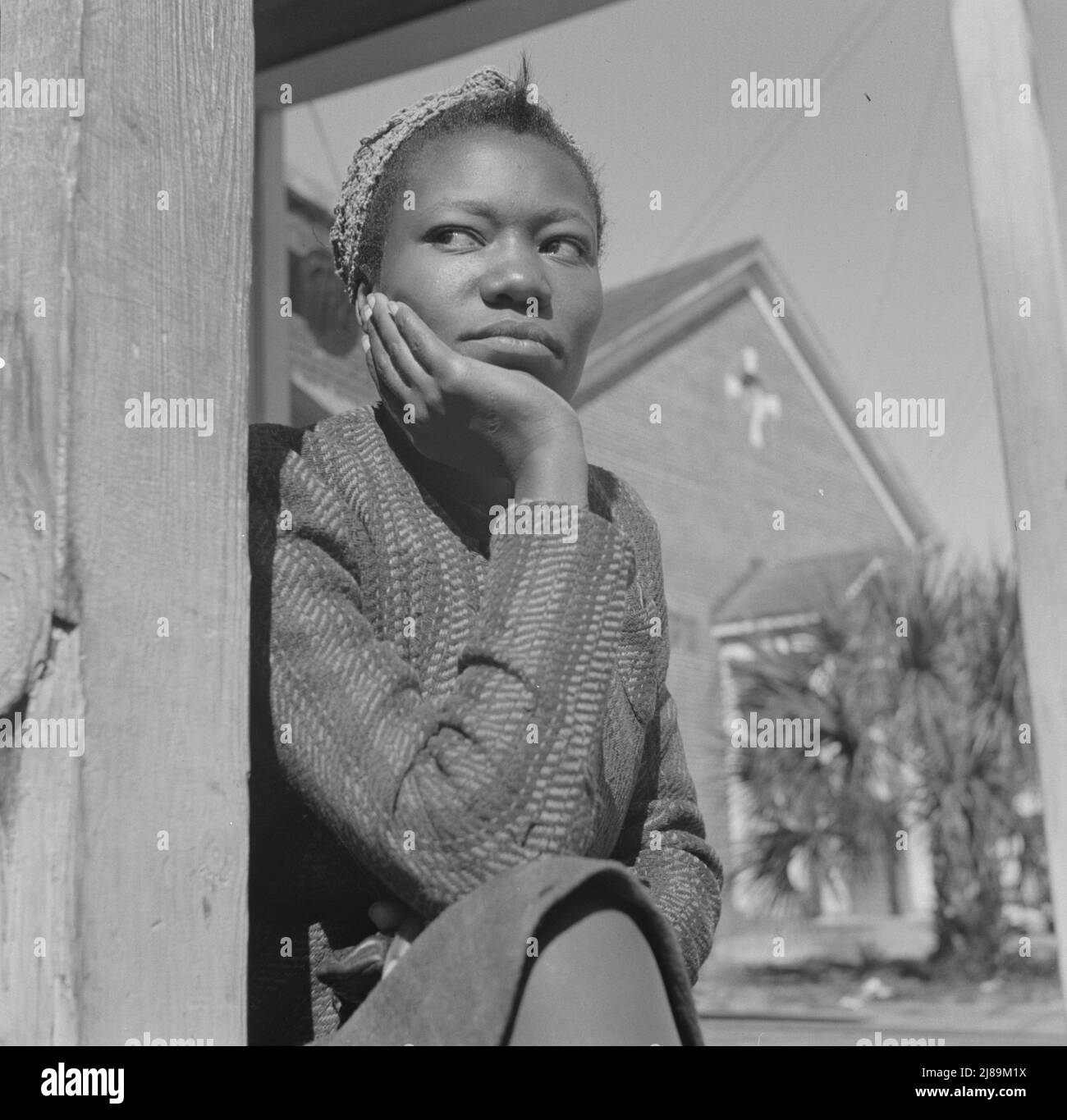 Daytonas Beach, Florida. Frau, die am Sonntagmorgen auf ihrer Veranda sitzt. Stockfoto