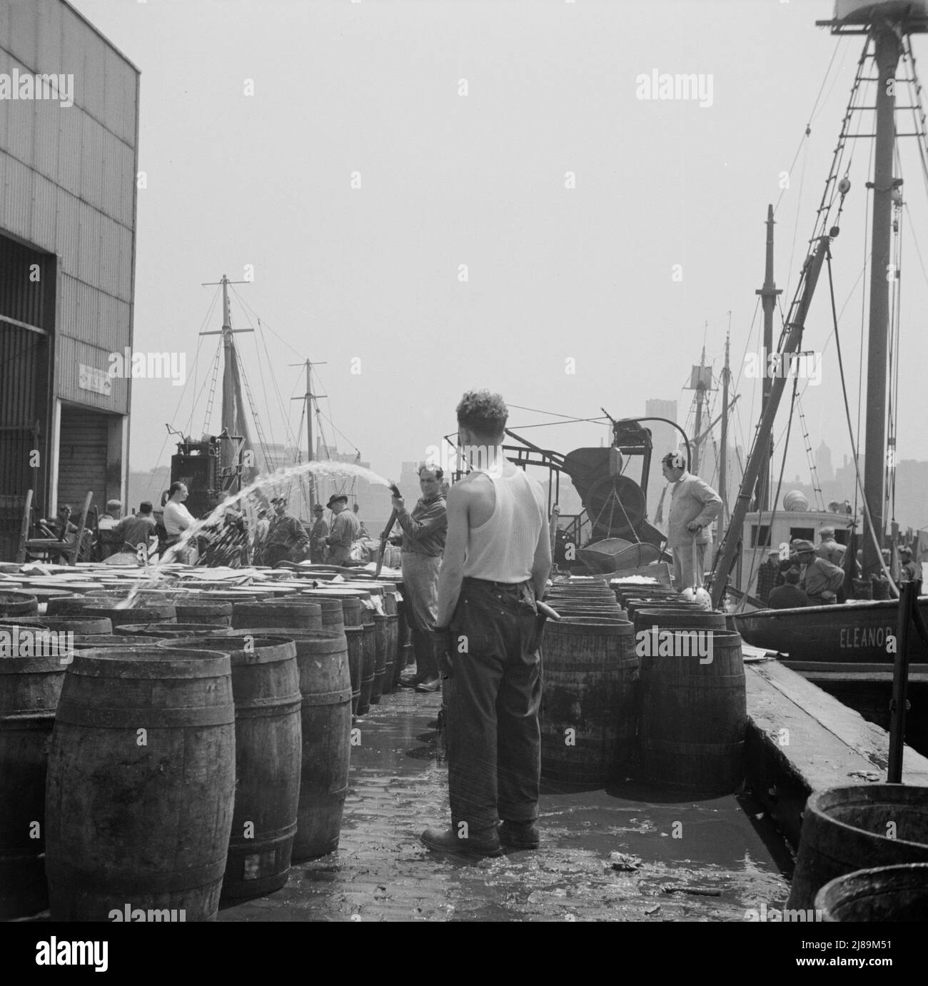 New York, New York. Bewässerung von Fisch auf dem Fulton Fischmarkt mit Salzwasser. Stockfoto