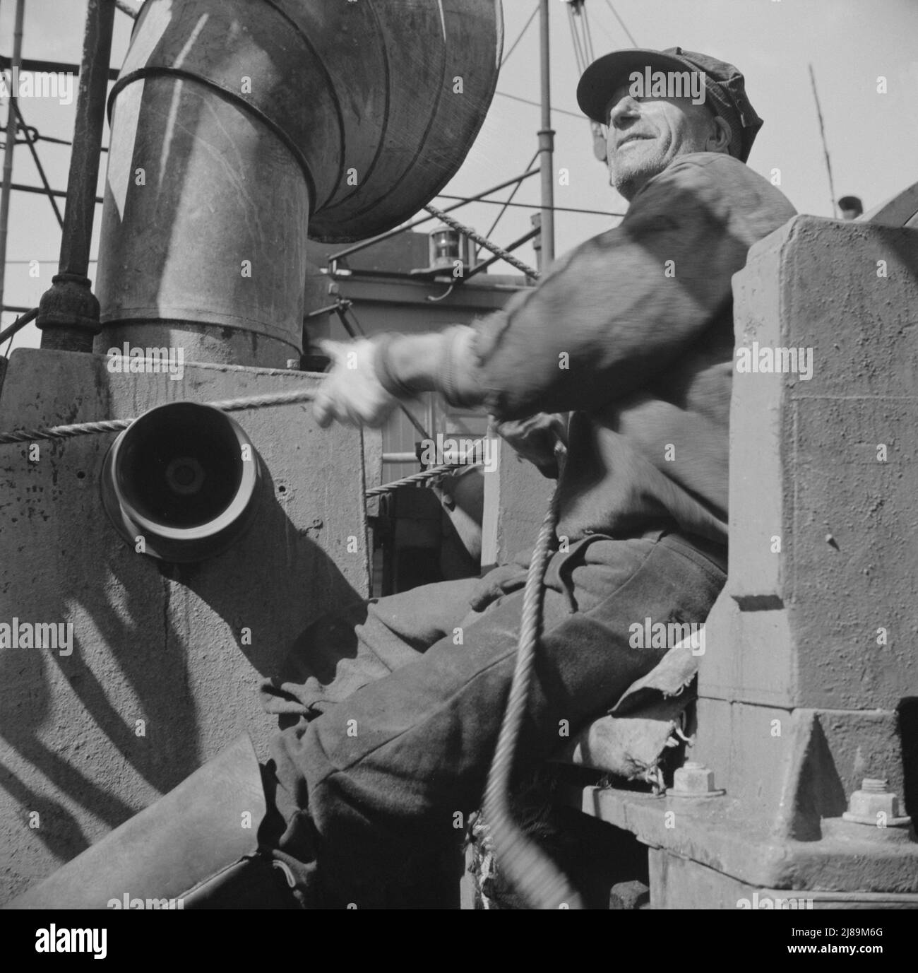 [Foto ohne Titel, möglicherweise in Zusammenhang mit: New York, New York. Ein Hebevorgang, der Fisch auf dem Fulton-Fischmarkt auslädt]. Stockfoto