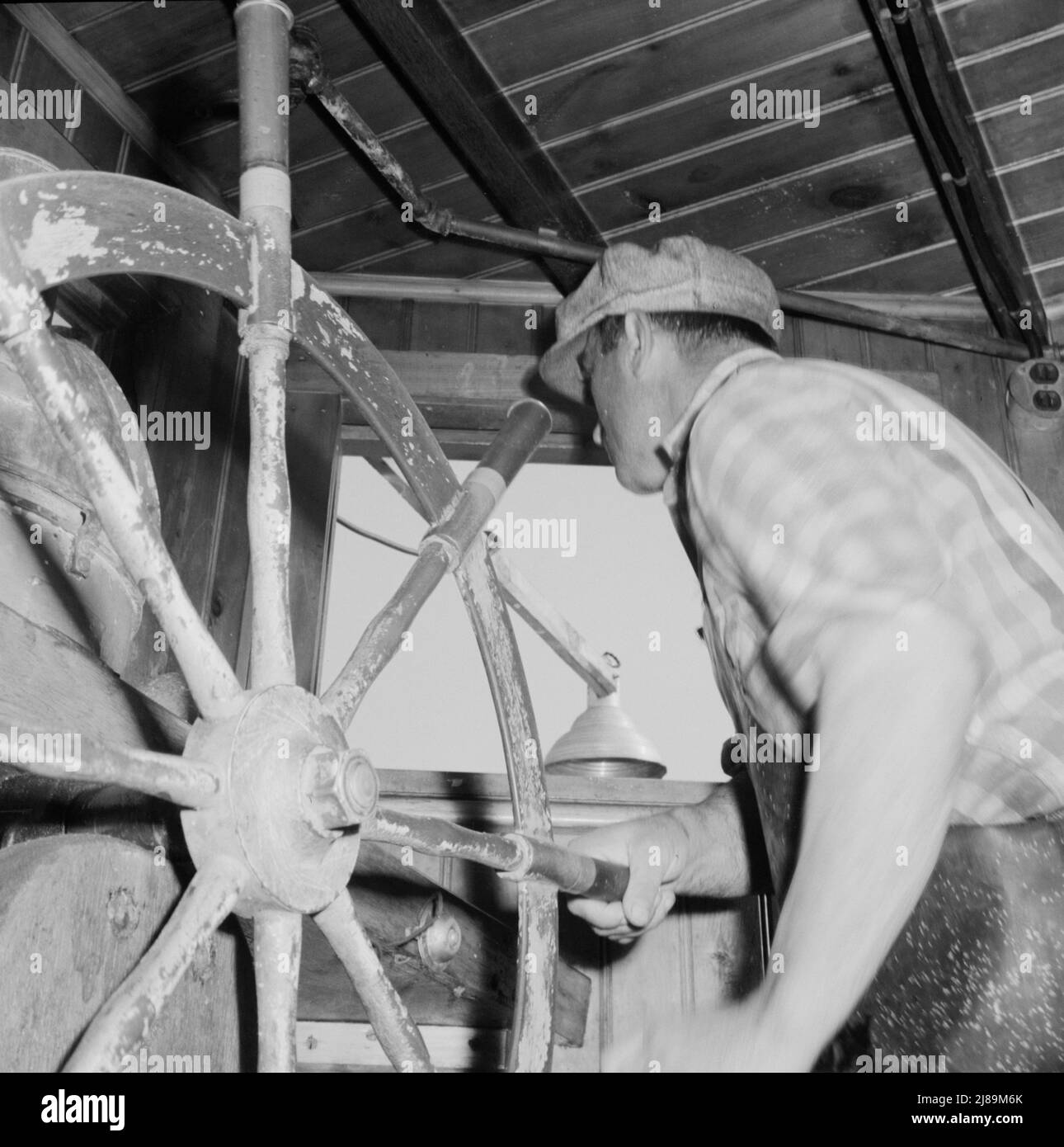 Szene in einem Pilothaus während einer Verfolgungsjagd in einer verrückten Schule. Gloucester, Massachusetts. Stockfoto