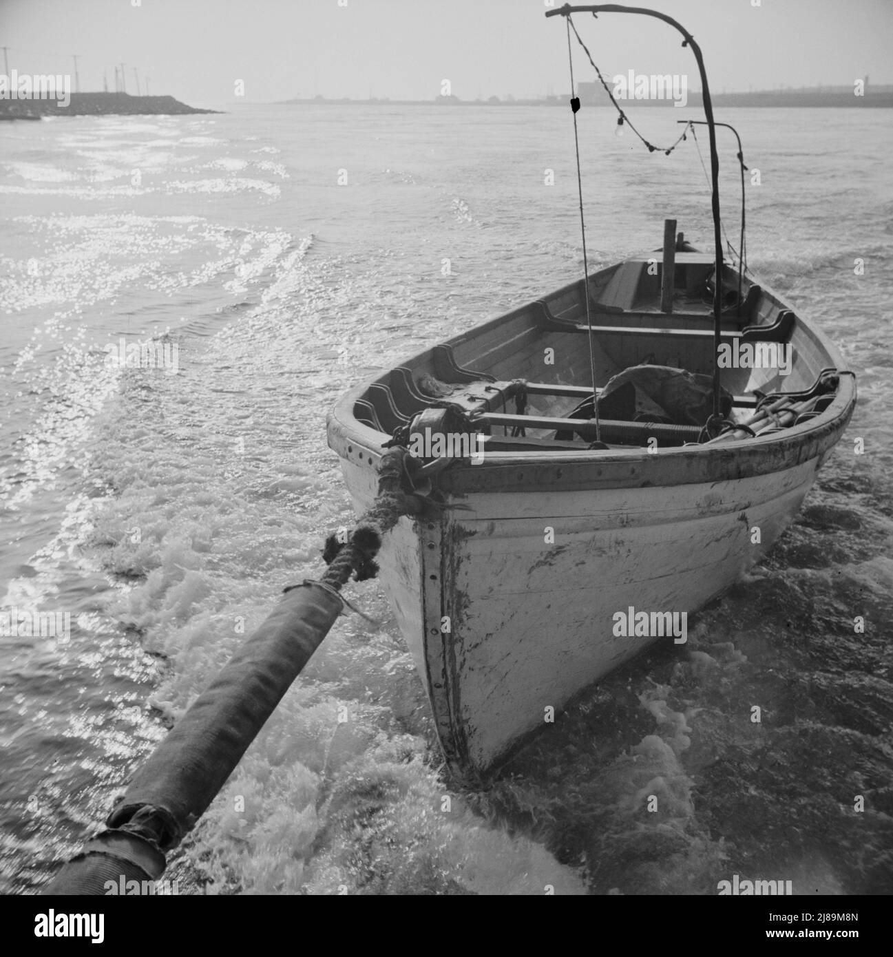 An Bord des Fischerbootes Alden aus Gloucester, Massachusetts. Das Seiningboot wird von der Alden geschleppt. Stockfoto