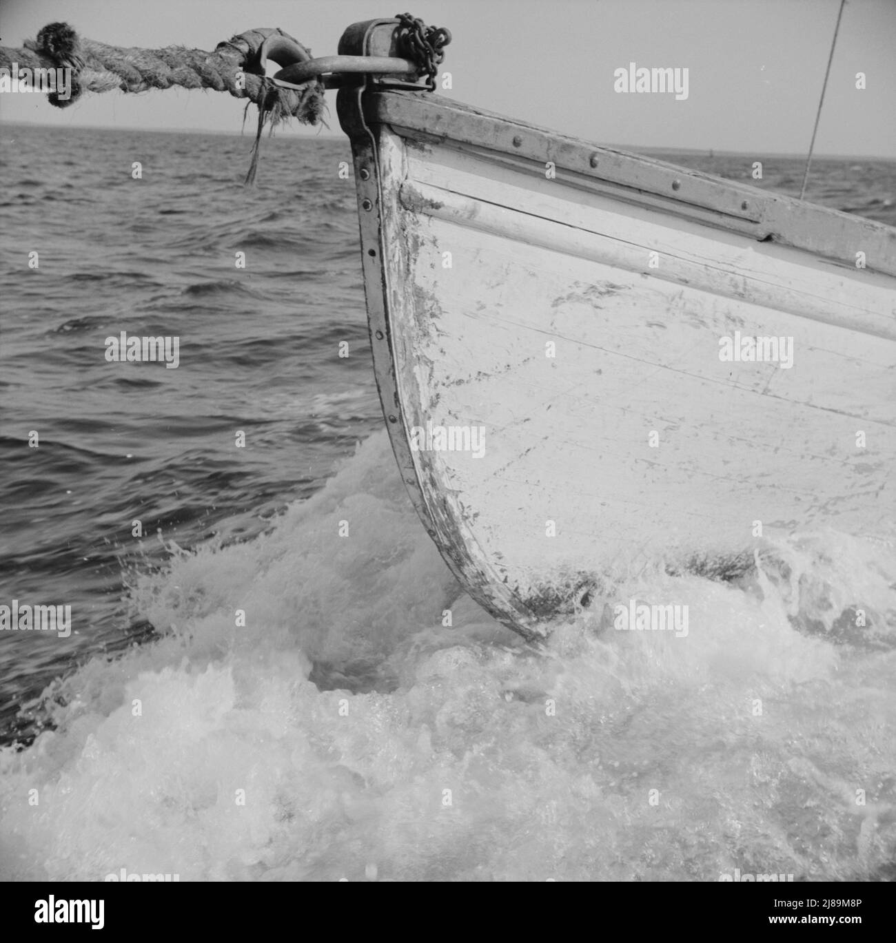 An Bord des Fischerbootes Alden aus Gloucester, Massachusetts. Der Bogen einer Dory, die von den Alden geschleppt wird. Stockfoto