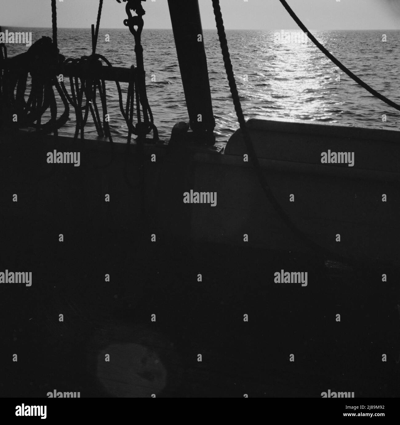 An Bord des Fischerbootes Alden, aus Gloucester, Massachusetts. Angelschoner, der vor der Küste von Neuengland einen Dory schleppt. Stockfoto