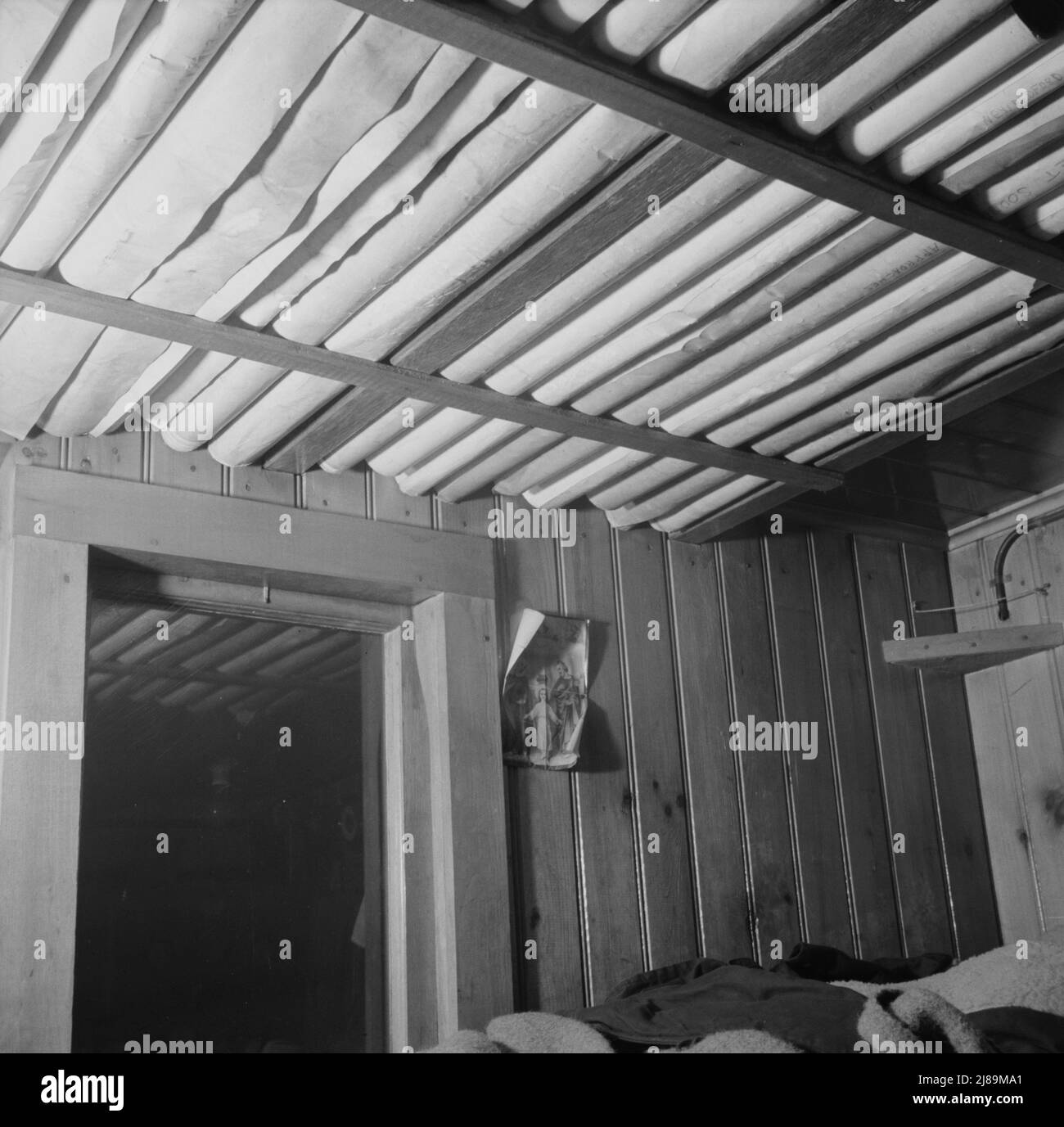 An Bord des Fischerbootes Alden aus Gloucester, Massachusetts. Karten verschiedener Seewege in der Decke der Skipper-Kabine. Stockfoto