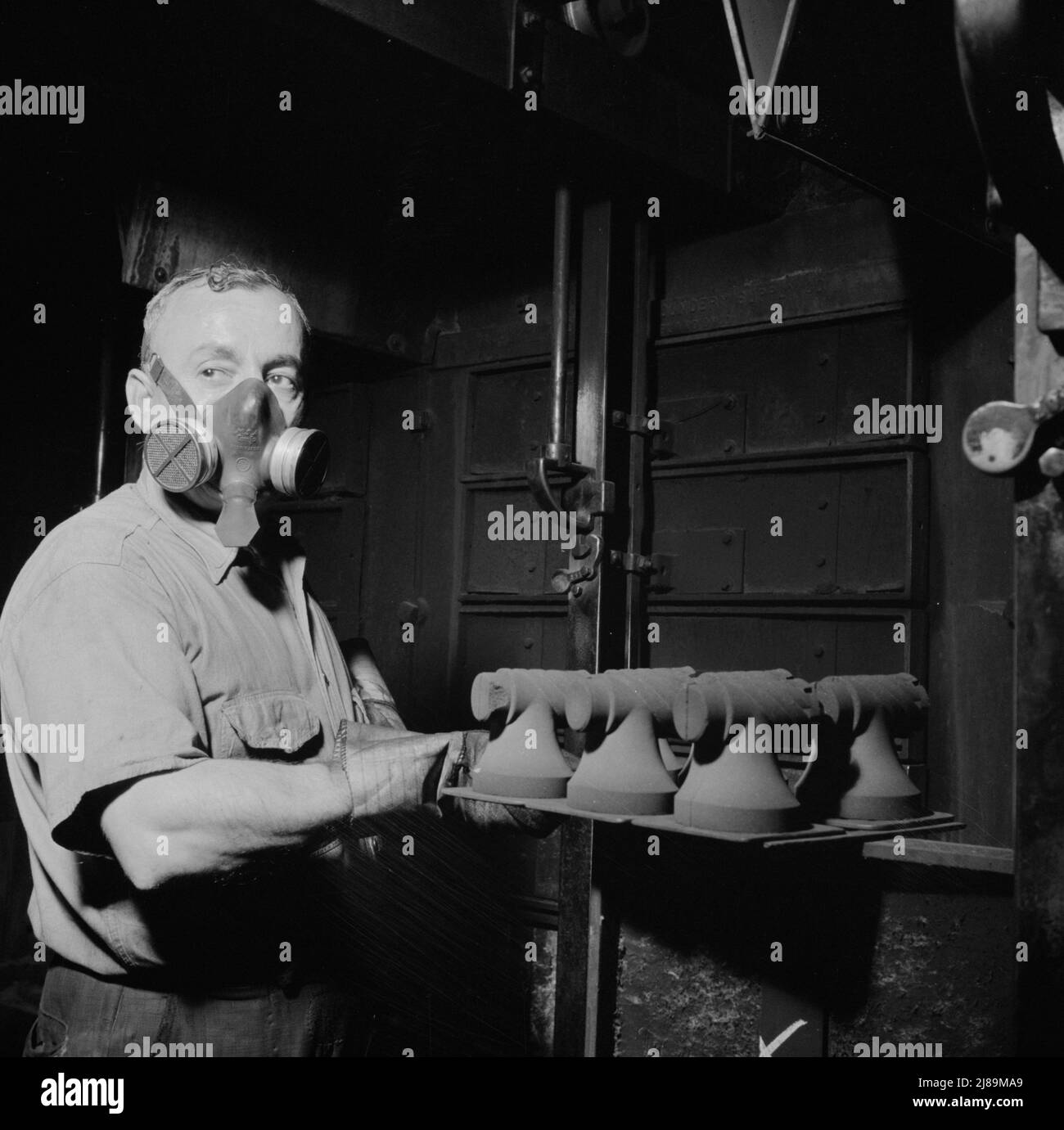 New Britain, Connecticut. Heiße Kerne, die von der US-Armee zur Herstellung von Formen für Fleischhäcksler in den Werken Landers, Frary und Clark verwendet werden, die aus Backöfen entnommen werden. Stockfoto