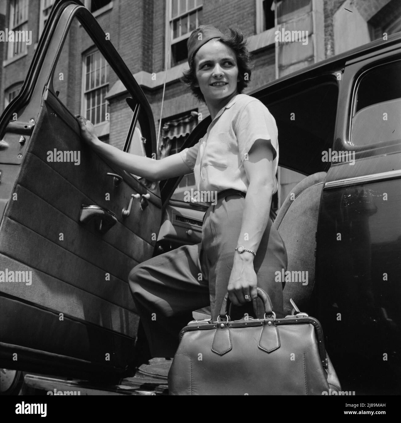 New Britain, Connecticut. Frauen, die in den Werken Landers, Frary und Clark beschäftigt sind. Ein Shuttle-Fahrer. Stockfoto