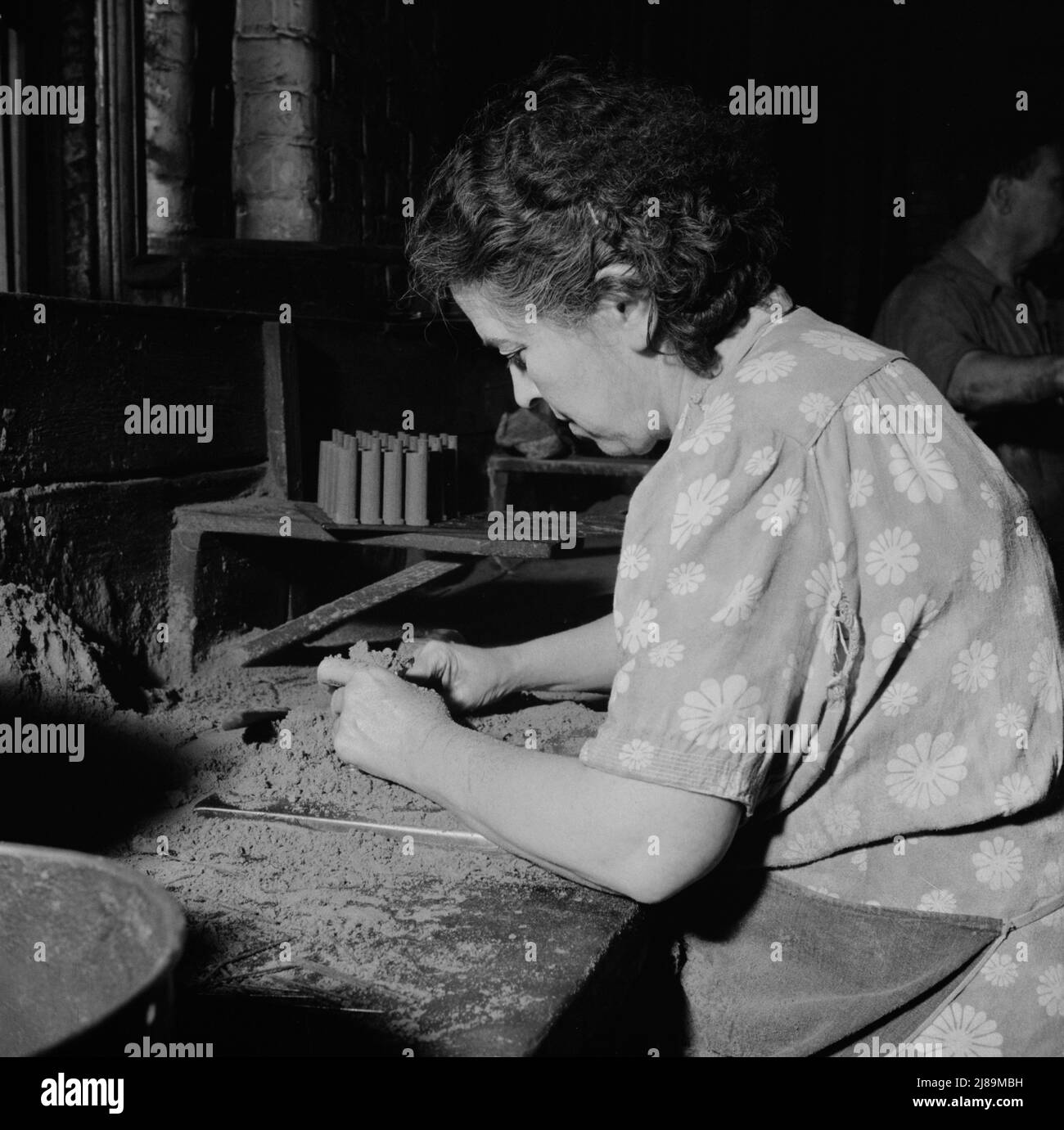 New Britain, Connecticut. Frauen, die im Werk Landers, Frary und Clark beschäftigt sind. Herstellung von Kernformen für Lebensmittelhäcksler, die von der Armee verwendet werden. Stockfoto