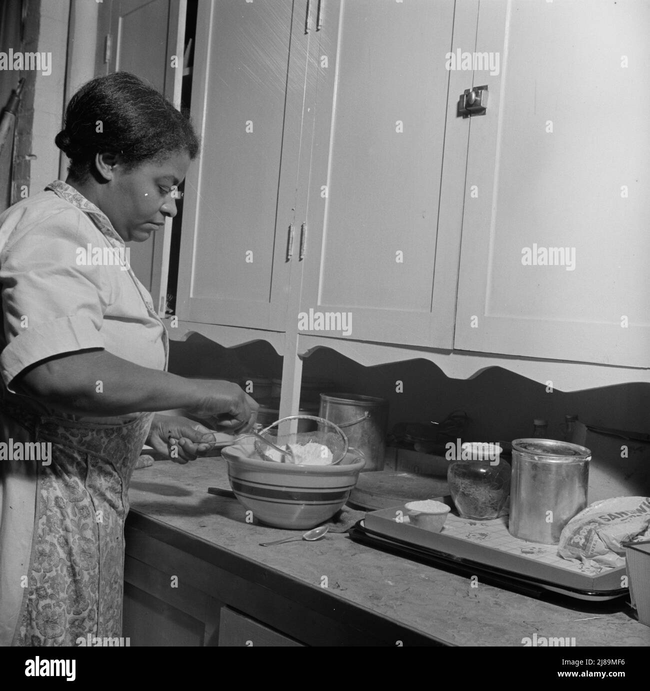 New Britain, Connecticut. Am 15. September 1942 wurde ein Kinderbetreuungszentrum für 30 Kinder im Alter von zwei bis fünf Jahren von Müttern eröffnet, die in der Kriegsindustrie tätig sind. Die Öffnungszeiten sind 6 Tage die Woche von 6:30 bis 6 Uhr. Der Ernährungsberater bereitet eine Mahlzeit zu. Stockfoto