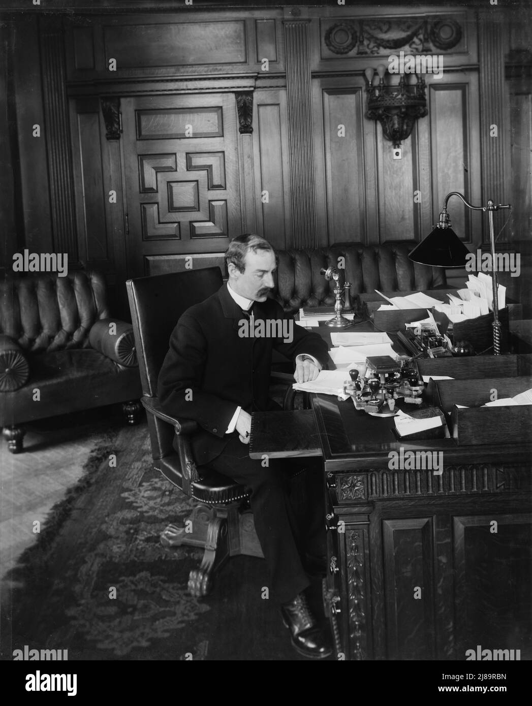 Herbert Putnam in seinem Büro. Bibliothekar des Kongresses, zwischen 1890 und 1910. Stockfoto