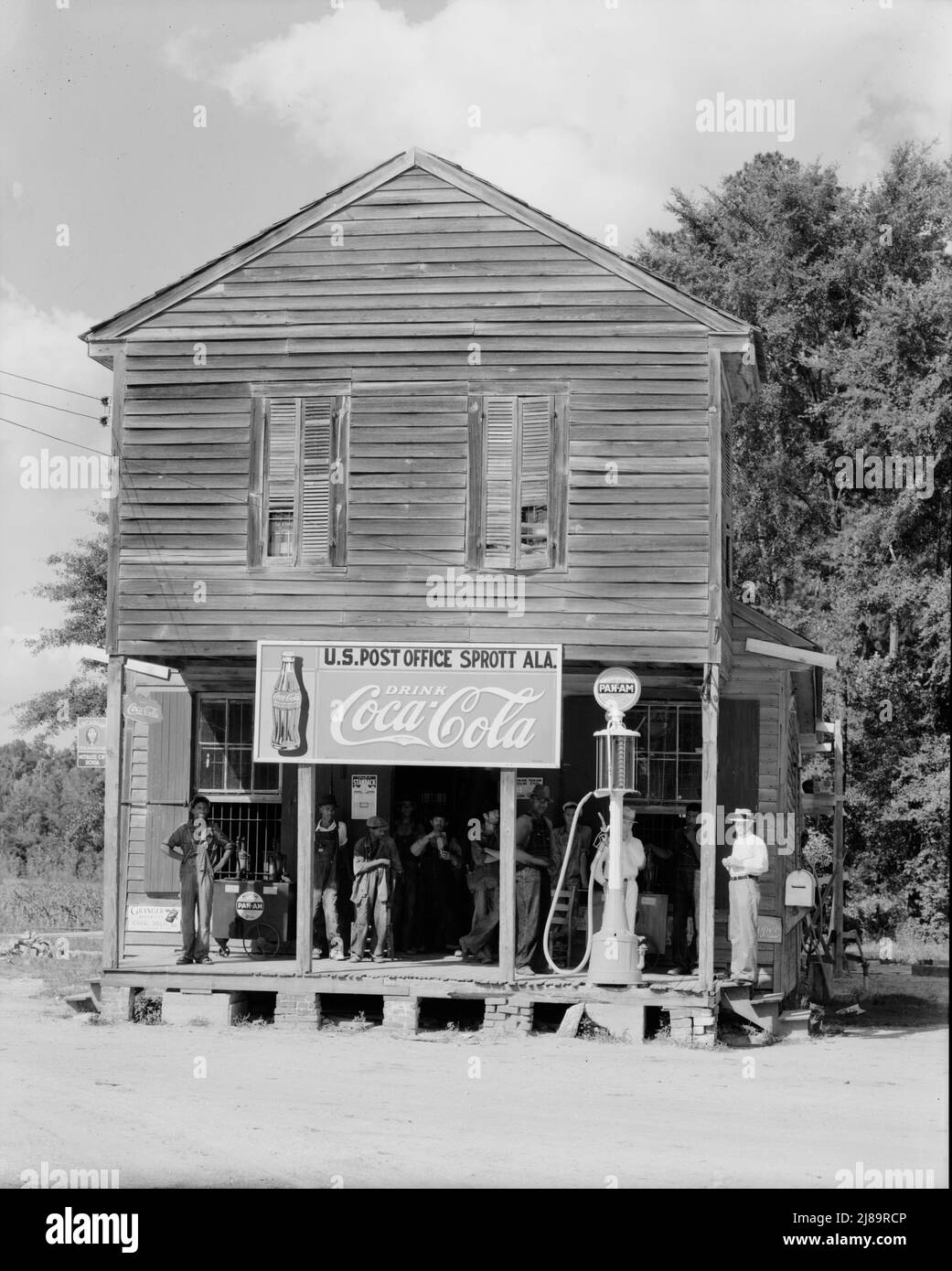 Crossroads Store. Sprott, Alabama. [US-Post, mit Schildern, die für arkadisches Natriumnitrat, Coca-Cola, Granger Rough Cut Tabak, Pan-am-Motoröl und oranges Benzin werben]. Stockfoto