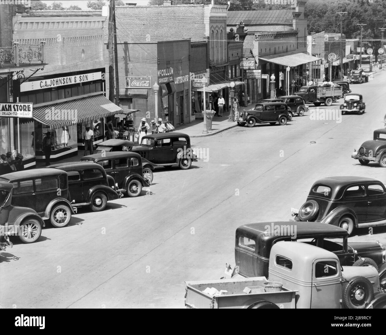 County Sitz von Hale County, Alabama. [C.A. Johnson &amp; Son Ready-to-Wear Cash Store; McCollum Grocery Co.; Loftis Cafe; Drogerie; Friseur; Gulf Gas Station]. Stockfoto