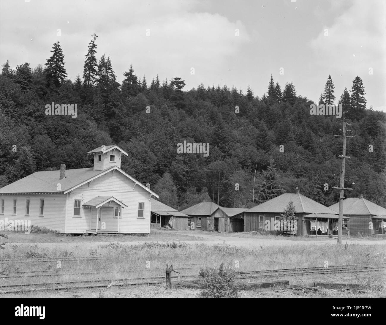 Die Kirche schloss, als die Mühle geschlossen wurde, aber die Häuser sind wieder in dem verlassenen Mühlendorf besetzt. Washington, Grays Harbor County, Malone. Stockfoto