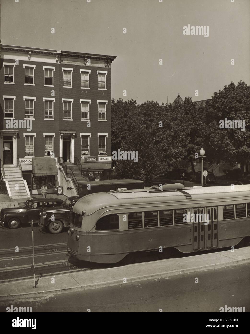 Washington, D.C. Corner Store, der von Mrs. Ella Watson, einer Regierungsfigur, bevormundet wird. Stockfoto