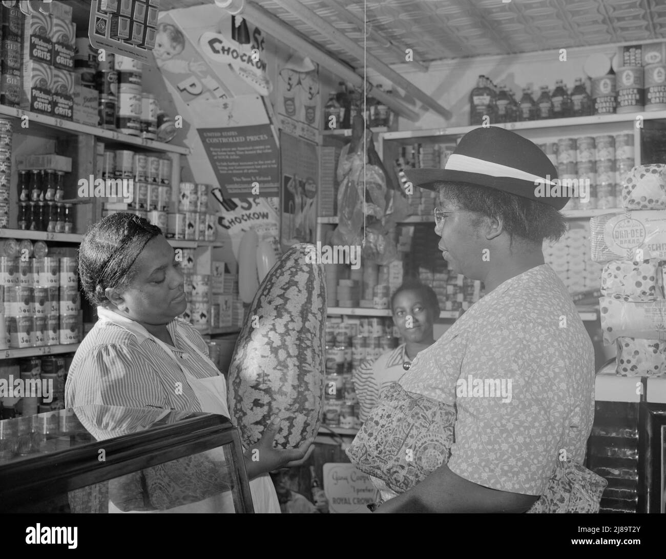 Washington, D.C., Hausfrau, die im Geschäft von J. Benjamin verhandelt. Stockfoto