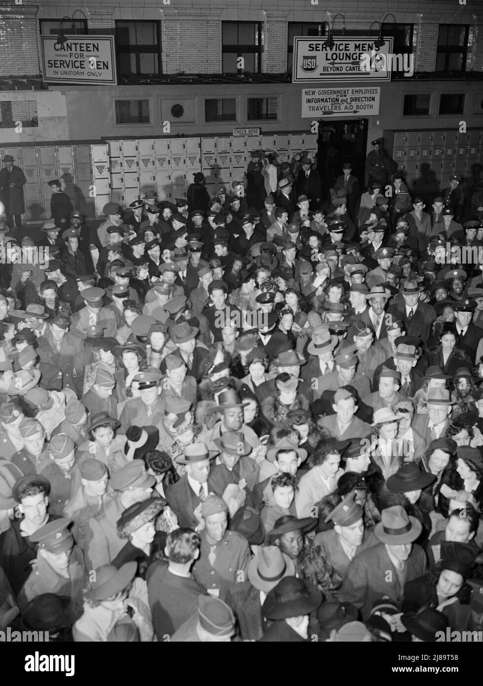 Washington, D.C., Massen von Soldaten, Matrosen und Zivilisten, die auf den Zug am Union Station warten. Stockfoto