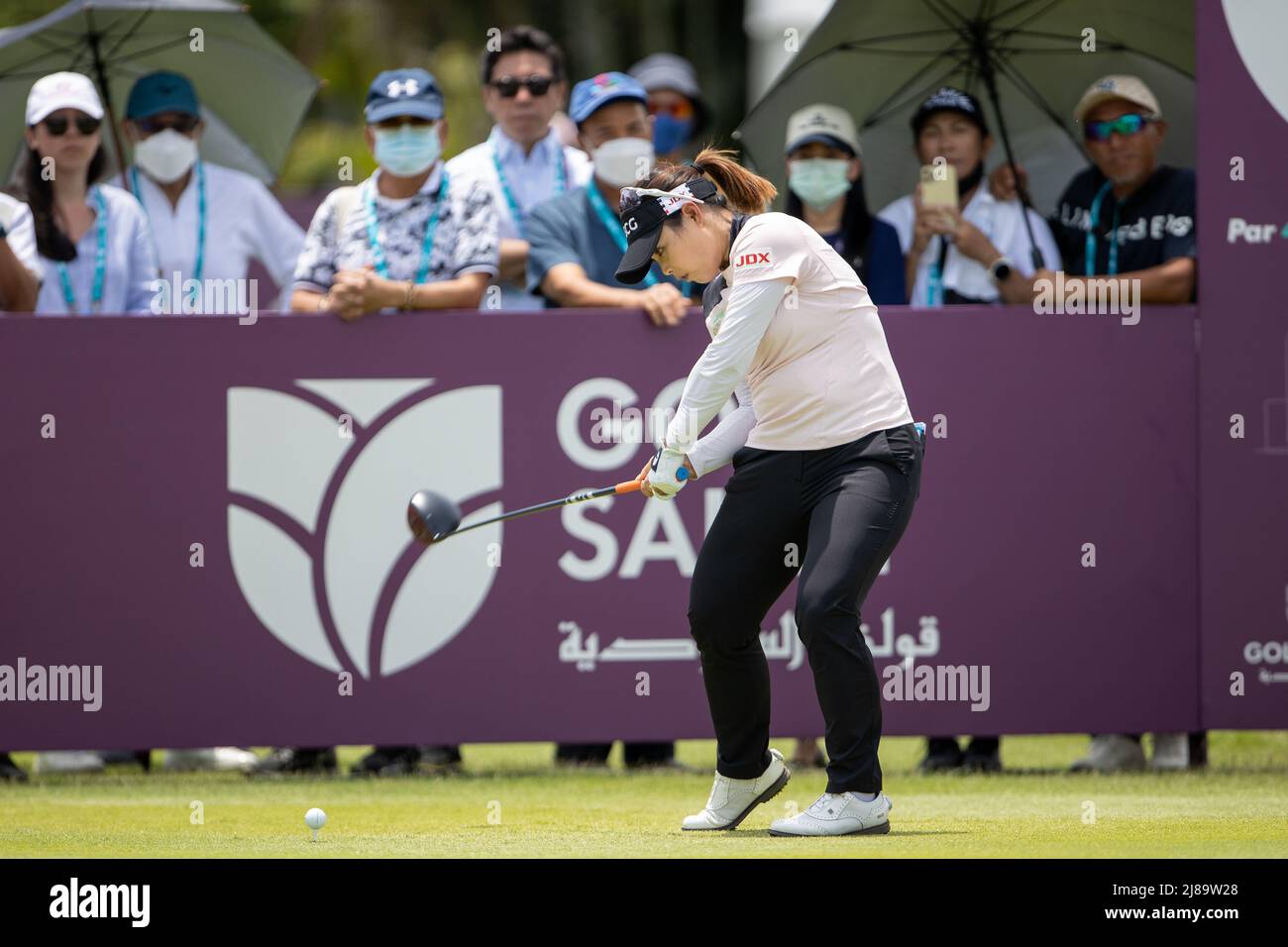 BANG KAPONG THAILAND - 14. Mai: Moriya Jutanugarn aus Thailand schlägt sich während der Endrunde der Aramco Team Series (Individual) im Thai Country Club am 14. Mai 2022 in Bang Kapong, Thailand, auf Loch 1 ab (Foto by Orange Picturs) Stockfoto