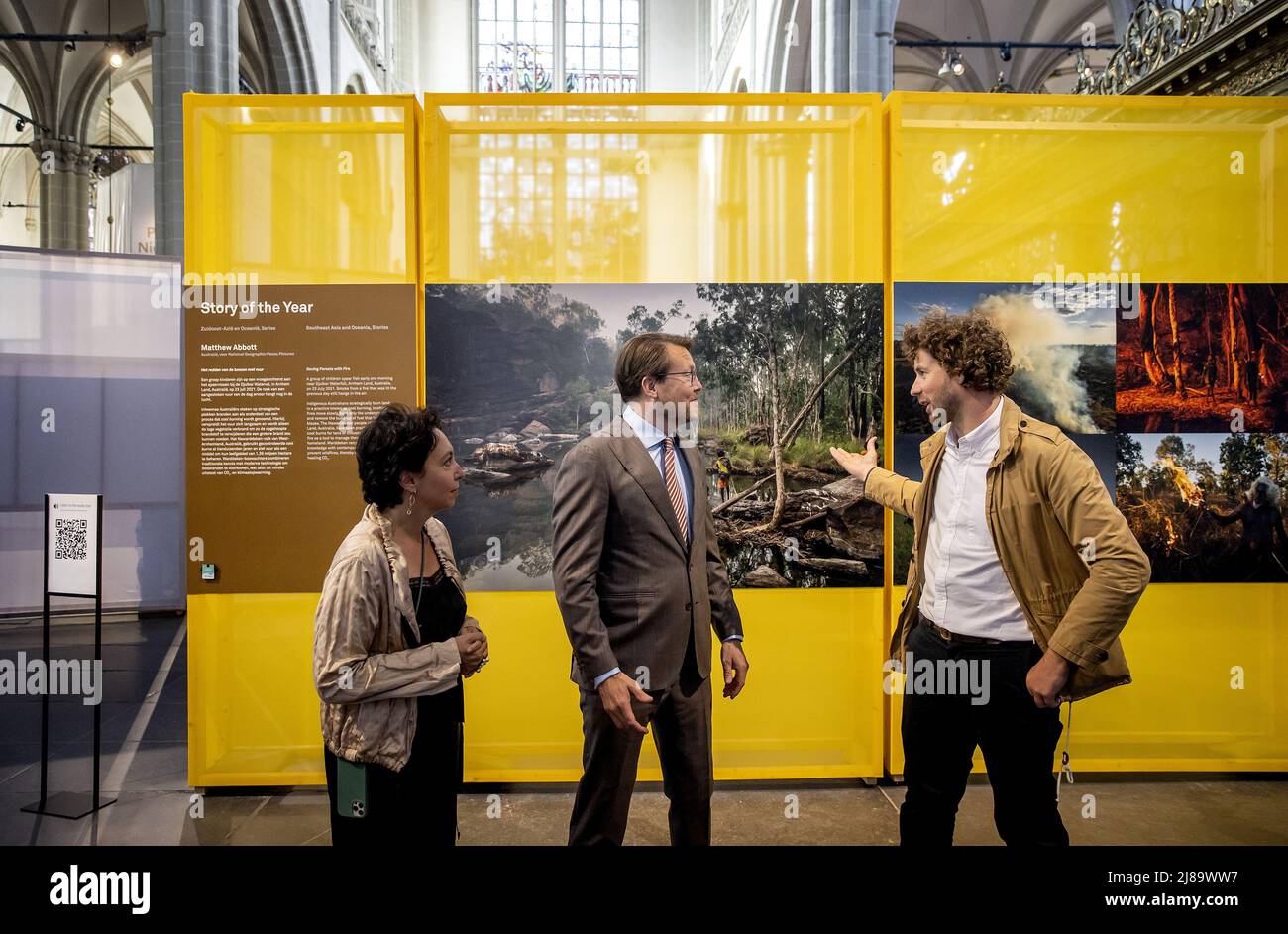 Amsterdam, Niederlande, 14.. Mai 2022. 2022-05-14 17:27:59 AMSTERDAM - Matthew Abbott (R) und Prince Constantijn während der Präsentation des World Press Photo Contest 2022. Der jährliche Wettbewerb zeichnet Fotojournalisten und Dokumentarfotografen für die besten Fotos und visuellen Geschichten aus, die im vergangenen Jahr aufgenommen wurden. KOEN VAN WEEL netherlands Out - belgium Out Credit: ANP/Alamy Live News Credit: ANP/Alamy Live News Stockfoto