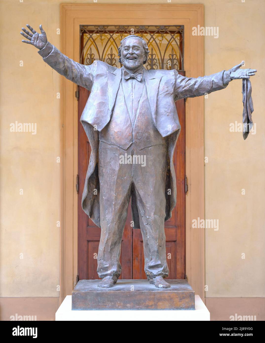 Statue von Luciano Pavarotti, dem legendären italienischen Operntenor, in Modena, Emilia-Romagna, Italien. Denkmal für die weltberühmte Klassik-Ikone. Stockfoto