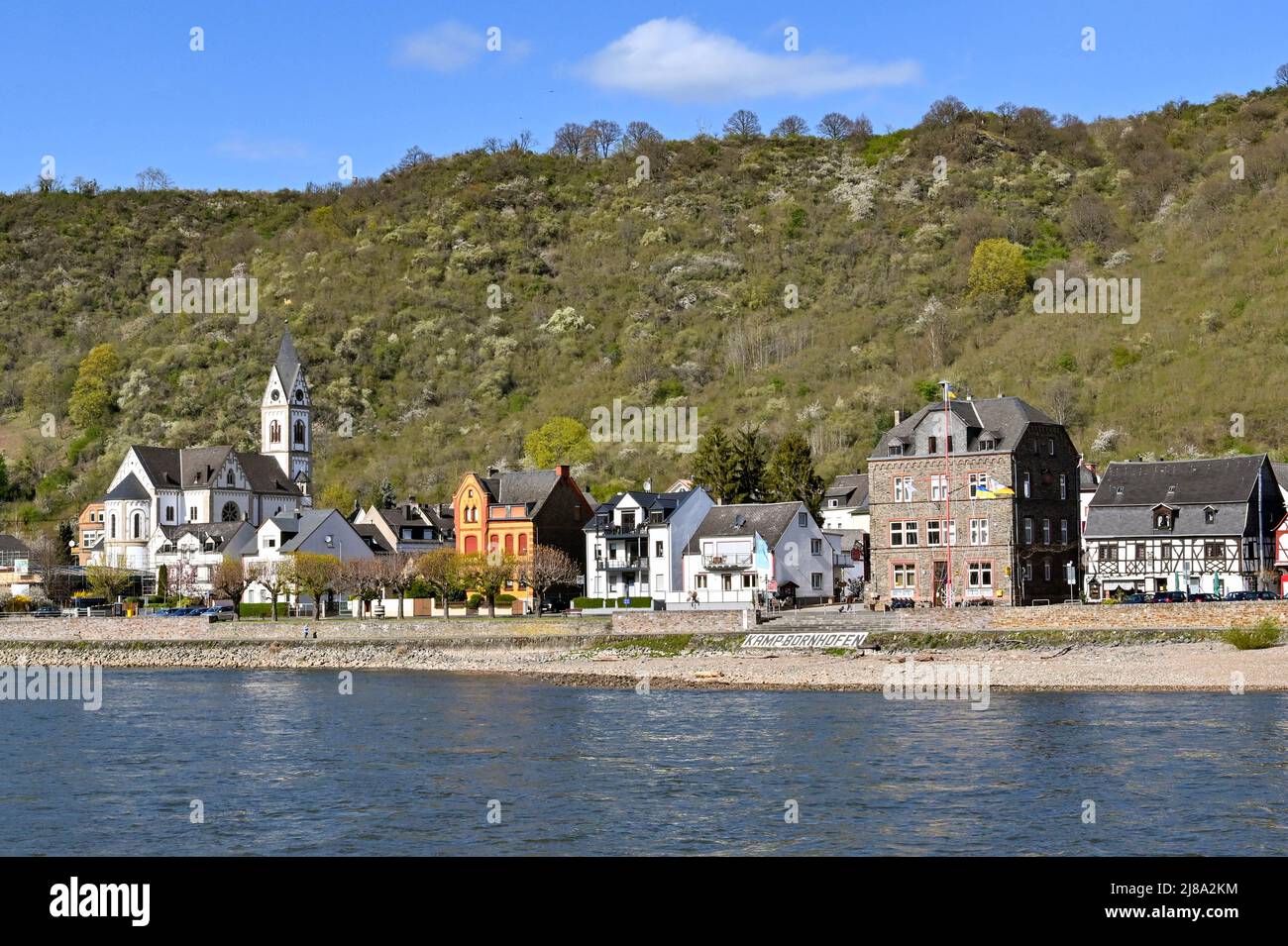 Kamp Bornhofen, Deutschland - April 2022: Hafengebäude in Kamp Bornhofen, das am Ufer des Rheins liegt Stockfoto