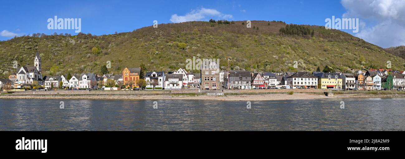 Kamp Bornhofen, Deutschland - April 2022: Panoramablick auf die Uferbauten in Kamp Bornhofen, das am Ufer des Rheins liegt Stockfoto