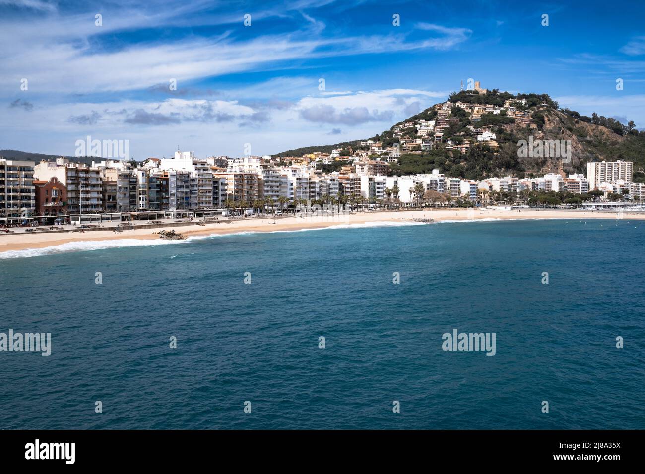 Blanes Stadt, beliebtes Urlaubsziel an der Costa Brava in Katalonien, Spanien. Gebäude und Hotels am langen Strand. Schloss Sant Joan auf dem Hügel. Stockfoto