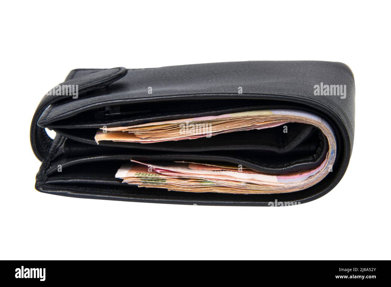 Schwarze Leder-Geldbörse mit isoliertem Geld auf weißem Hintergrund Stockfoto