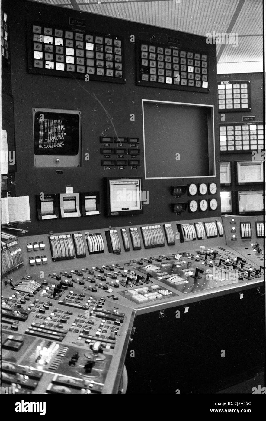 Das von der Duke Power Company 1979 betriebene Kernkraftwerk Oconee in South Carolina ist identisch mit dem Kraftwerk Three Mile Island, das einen Kernschmelzunglück hatte. Dies ist der Kontrollraum mit all den komplexen Steuerungen und Monitoren. Stockfoto