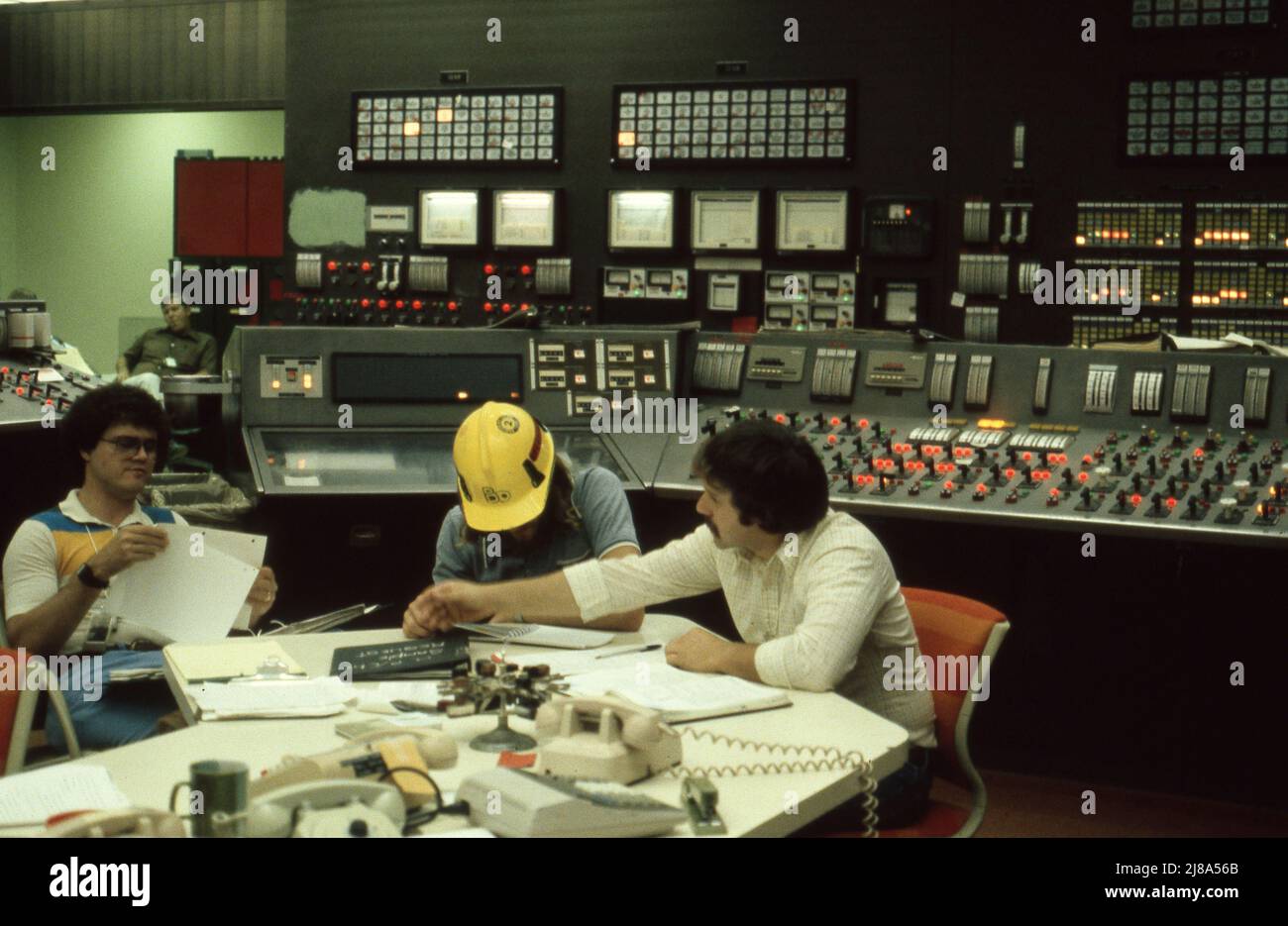 Das von der Duke Power Company 1979 betriebene Kernkraftwerk Oconee in South Carolina ist identisch mit dem Kraftwerk Three Mile Island, das einen Kernschmelzunglück hatte. Dies ist der Kontrollraum mit all den komplexen Steuerungen und Monitoren. Stockfoto