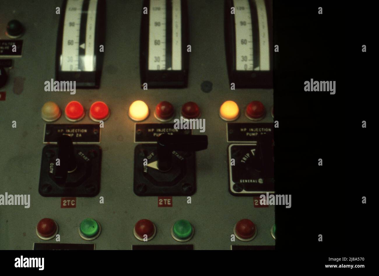Das von der Duke Power Company 1979 betriebene Kernkraftwerk Oconee in South Carolina ist identisch mit dem Kraftwerk Three Mile Island, das einen Kernschmelzunglück hatte. Dies ist der Kontrollraum mit all den komplexen Steuerungen und Monitoren. Stockfoto