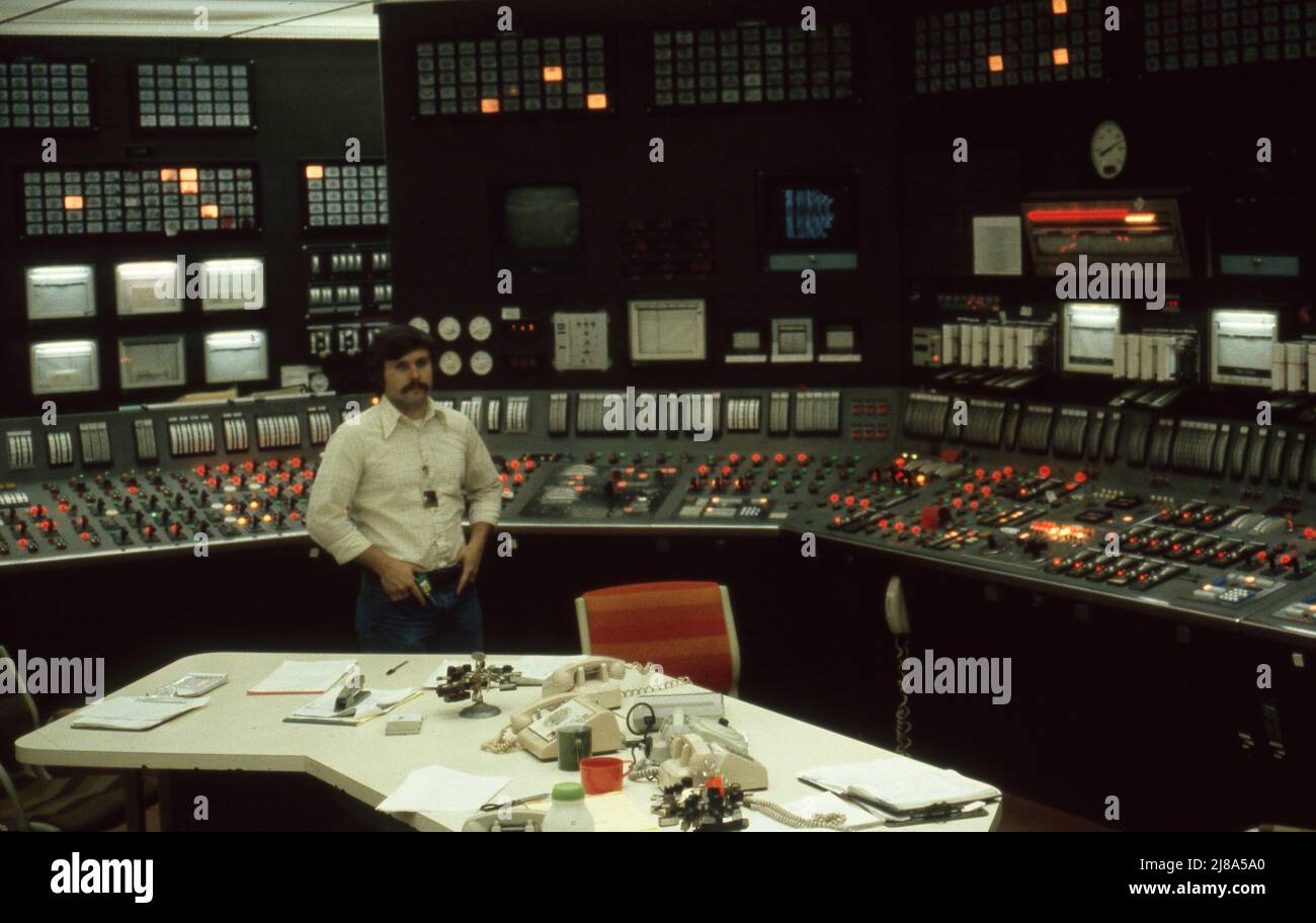 Das von der Duke Power Company 1979 betriebene Kernkraftwerk Oconee in South Carolina ist identisch mit dem Kraftwerk Three Mile Island, das einen Kernschmelzunglück hatte. Dies ist der Kontrollraum mit all den komplexen Steuerungen und Monitoren. Stockfoto