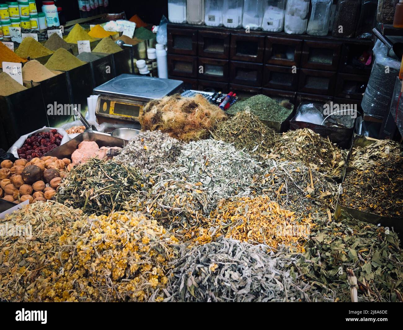 Kräutertee, Tee und Gewürze am Lebensmittelmarkt (Suq Al Hamidiyah) in Damaskus Stockfoto