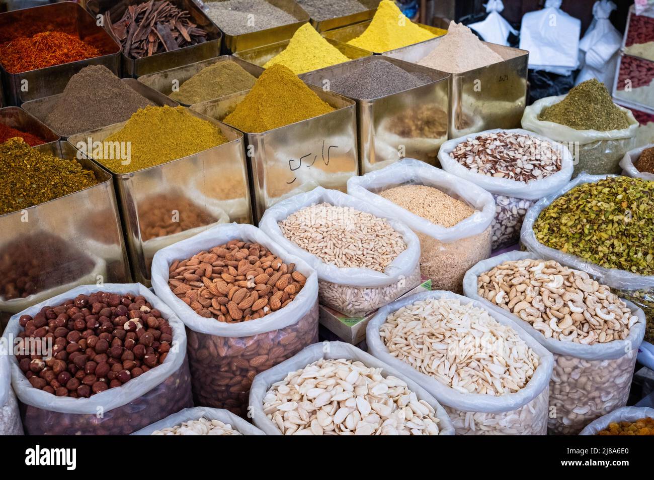 Beutel mit Nüssen, Gewürzen und Zutaten zum Verkauf auf dem Lebensmittelmarkt (Suq, Damaskus) Stockfoto