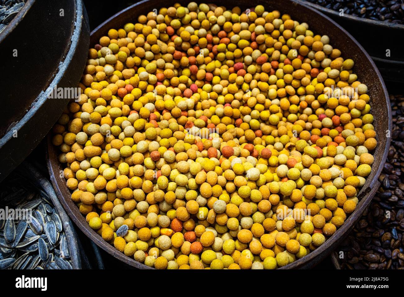 Beschichtete Erdnüsse, Haufen Nüsse auf dem Markt Stockfoto