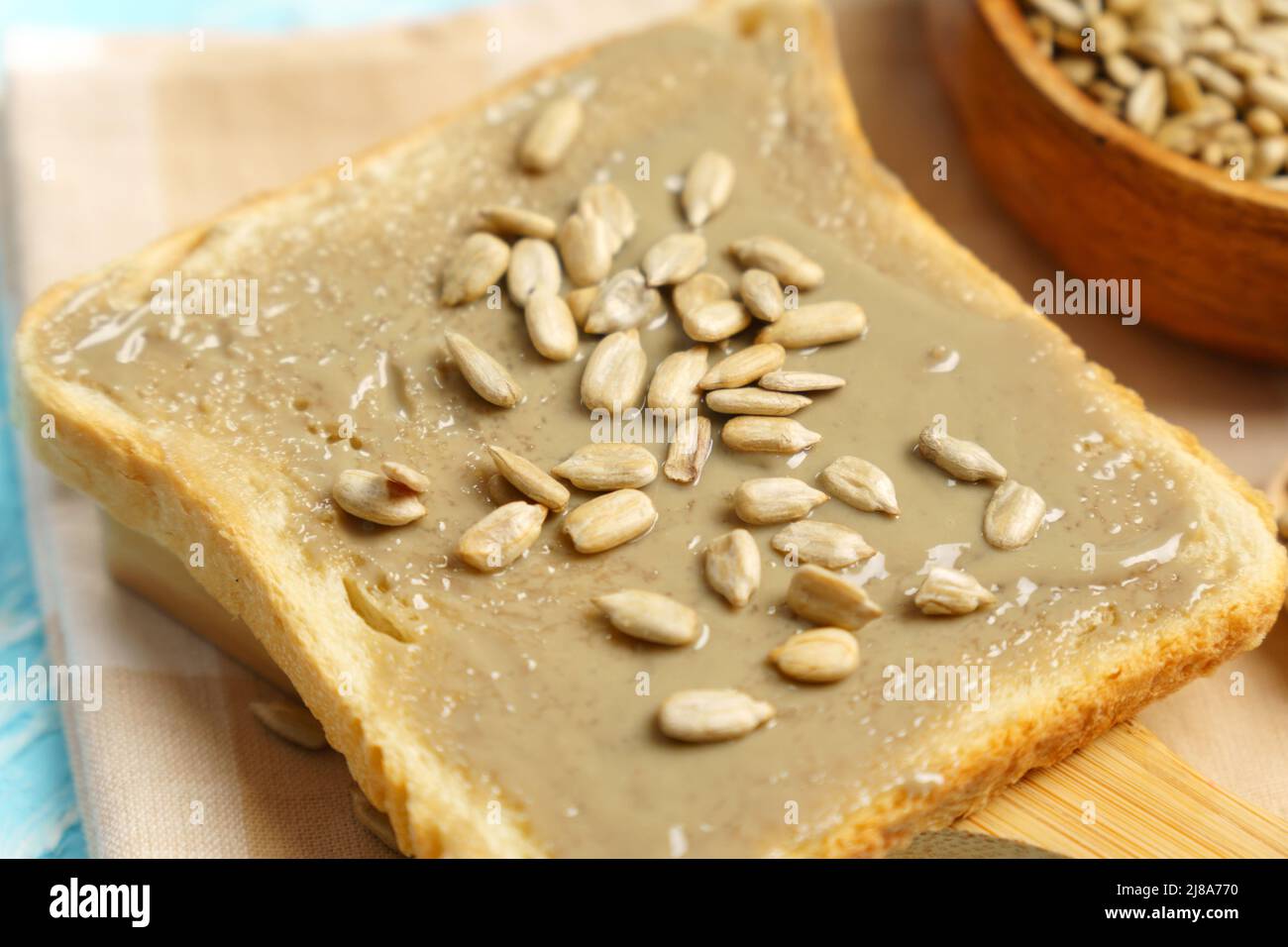 Toast Brot mit Sonnenblumenkernen. Sonnenblumenbutter ist ein neuer Trend und eine großartige Alternative zu Nussbutter. Stockfoto