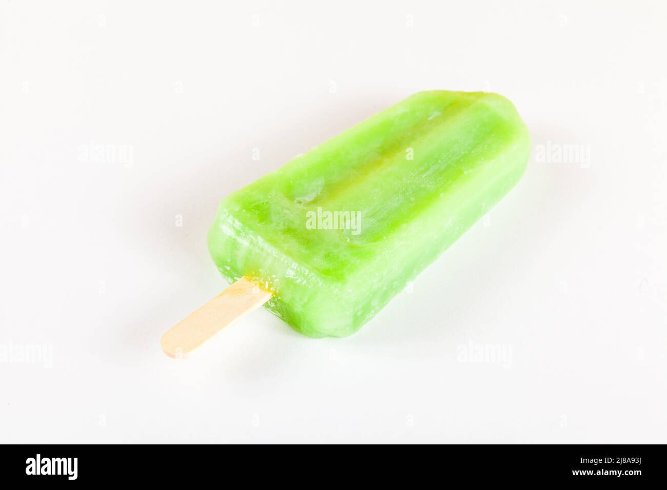 Leckere und erfrischende Popsicle mit Geschmack Zitrone; Foto auf weißem Hintergrund. Stockfoto