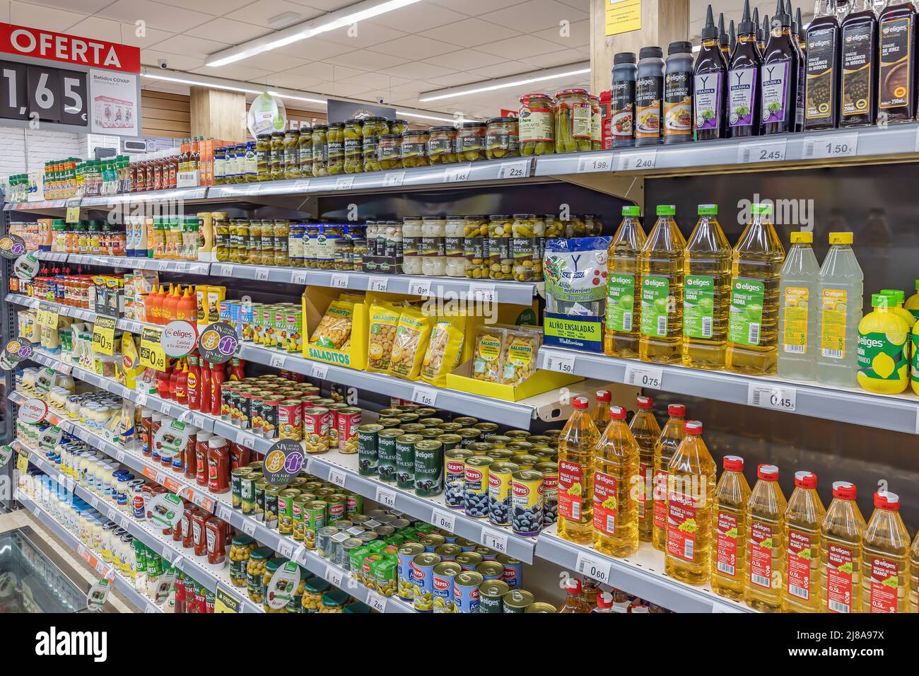 Huelva, Spanien - 10. Mai 2022: Regal mit Saucen und Gewürzen in einem Supermarkt Stockfoto