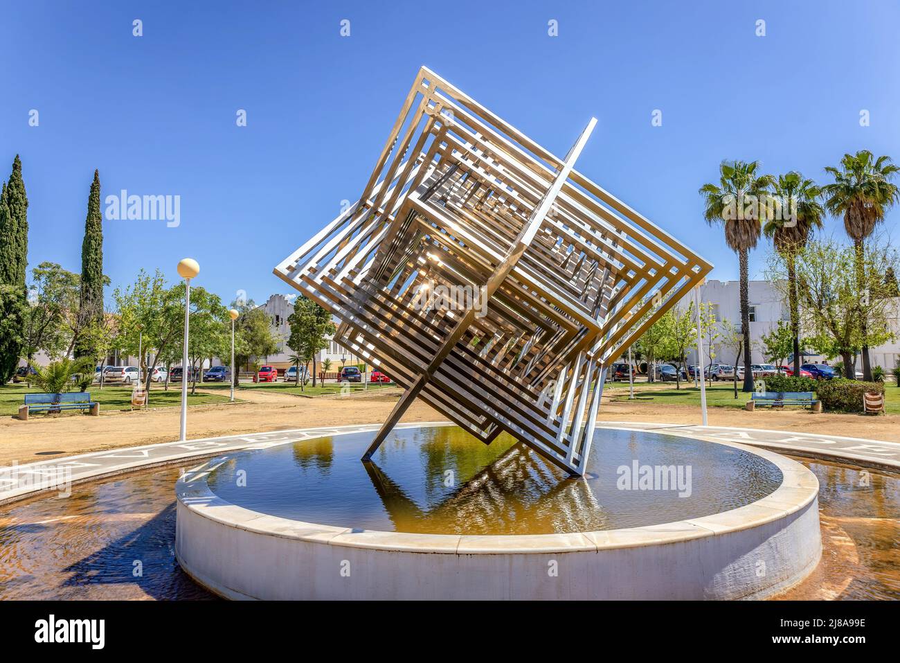 Huelva, Spanien - 28. April 2022: Würfeldenkmal aus Edelstahl in den Gärten des Campus de „El Carmen“ der Universität Huelva. Stockfoto